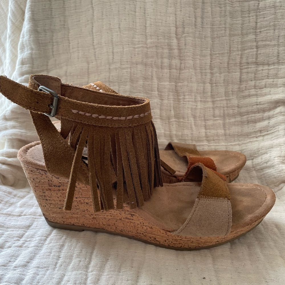 Minnetonka Brown Suede Fringe Wedges